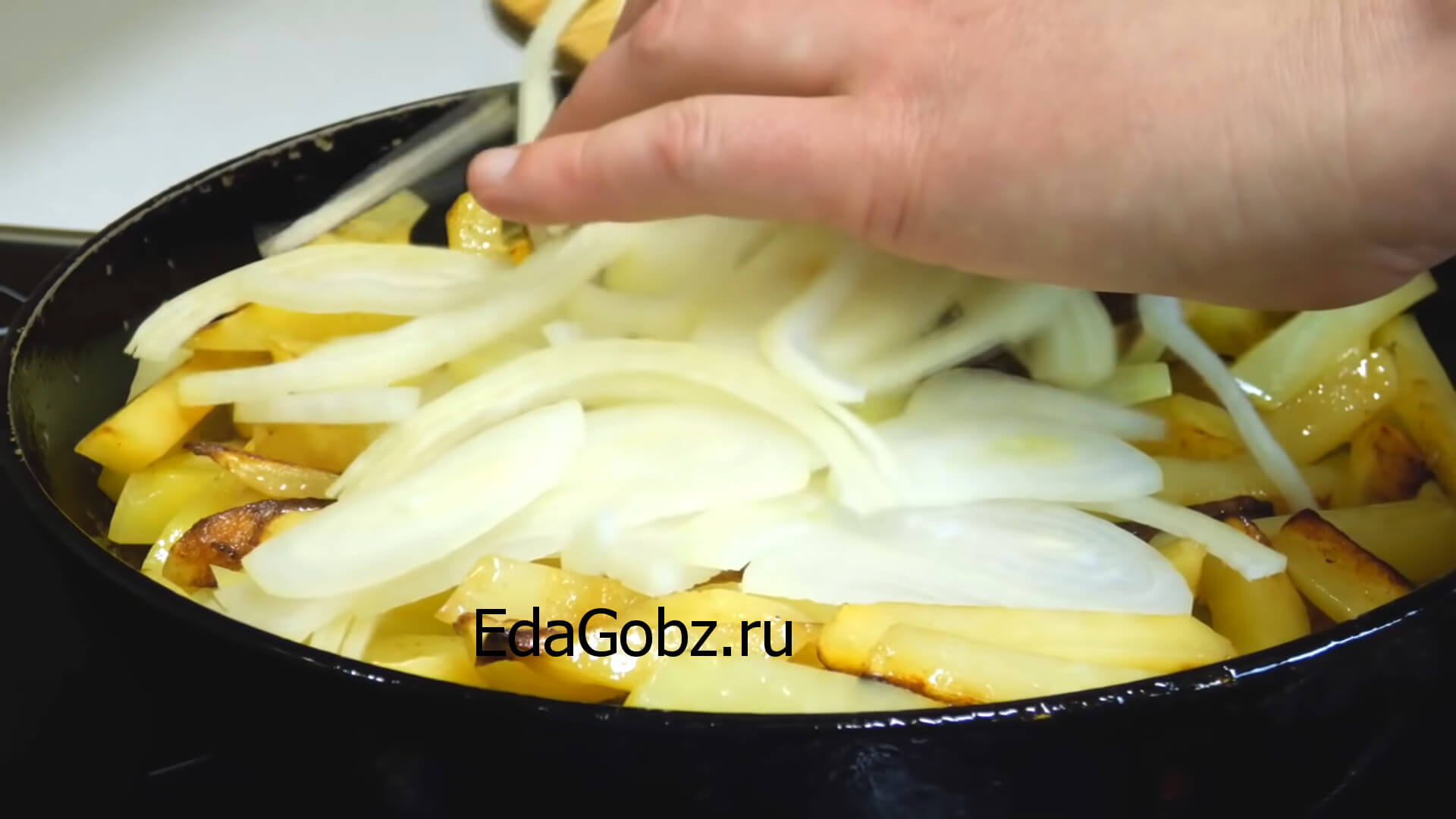 фото добавления лука в картошку