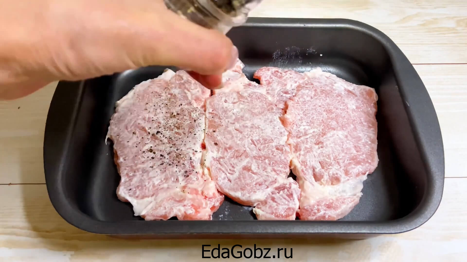 фото добавления перца в мясо